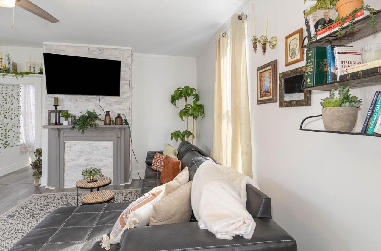 Casa de férias Newly Renovated House-10 Minutes From Downtown